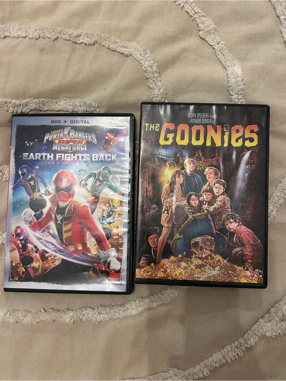 Bundle Power Ranger Megaforce: Earth Fights Back -Goonies DVD - Red Cover